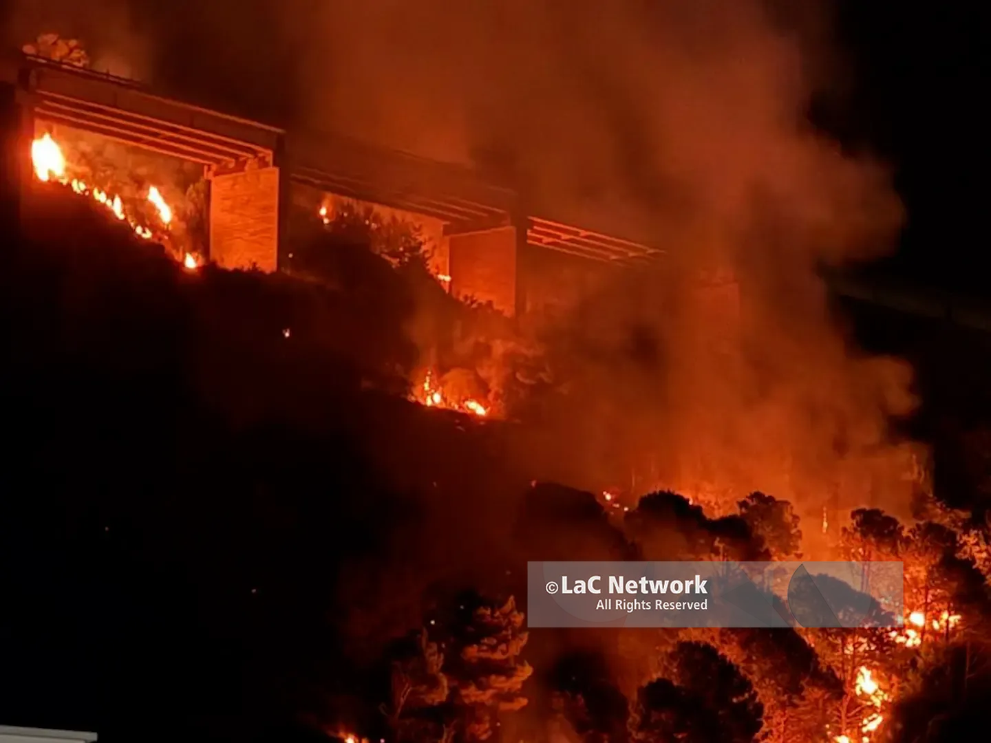 Incendio a Praia a Mare, le fiamme devastano il monte Vingiolo e raggiungono il Santuario della Madonna della Grotta: salvata la sacra effigie