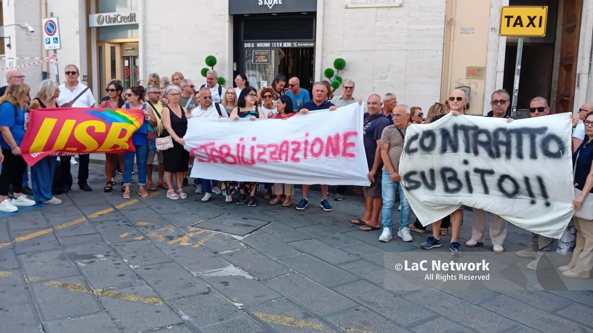 <p>Tirocinanti ministeriali in scadenza, sit-in a Catanzaro: «<span style=\"color:hsl(0, 75%, 60%);\">Andremo con le tende</span> davanti all’Usr»</p>