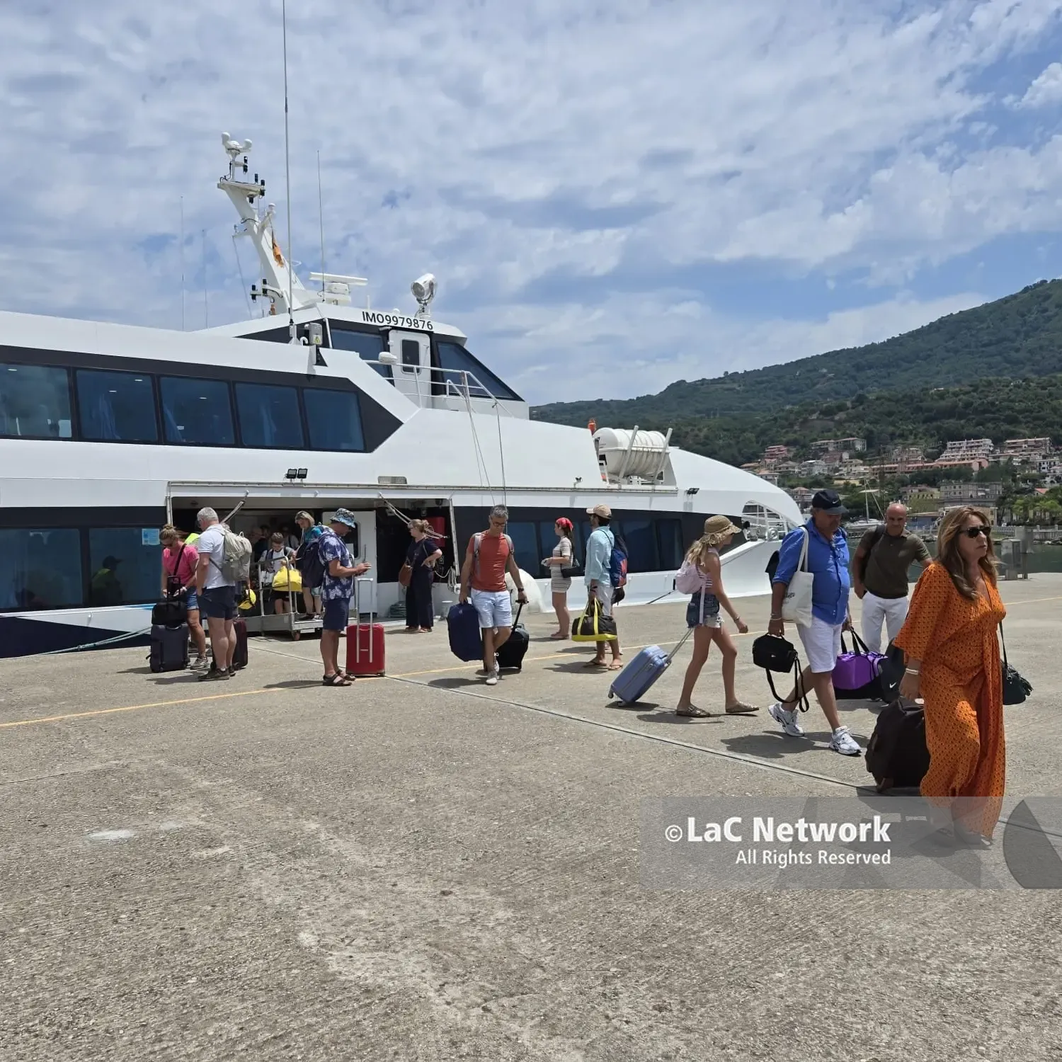 Collegamenti con le Eolie da Vibo Marina, 25mila passeggeri nel 2025 (+ 40%). E\u00A0l’Autorità portuale installa tre gazebo per offrire un riparo ai viaggiatori\n