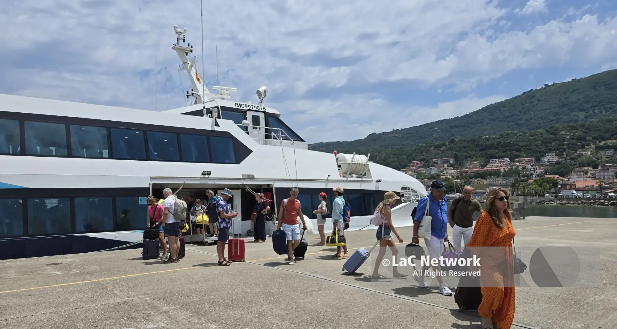 Collegamenti con le Eolie da Vibo Marina, 25mila passeggeri nel 2025 (+ 40%). E\u00A0l’Autorità portuale installa tre gazebo per offrire un riparo ai viaggiatori\n
