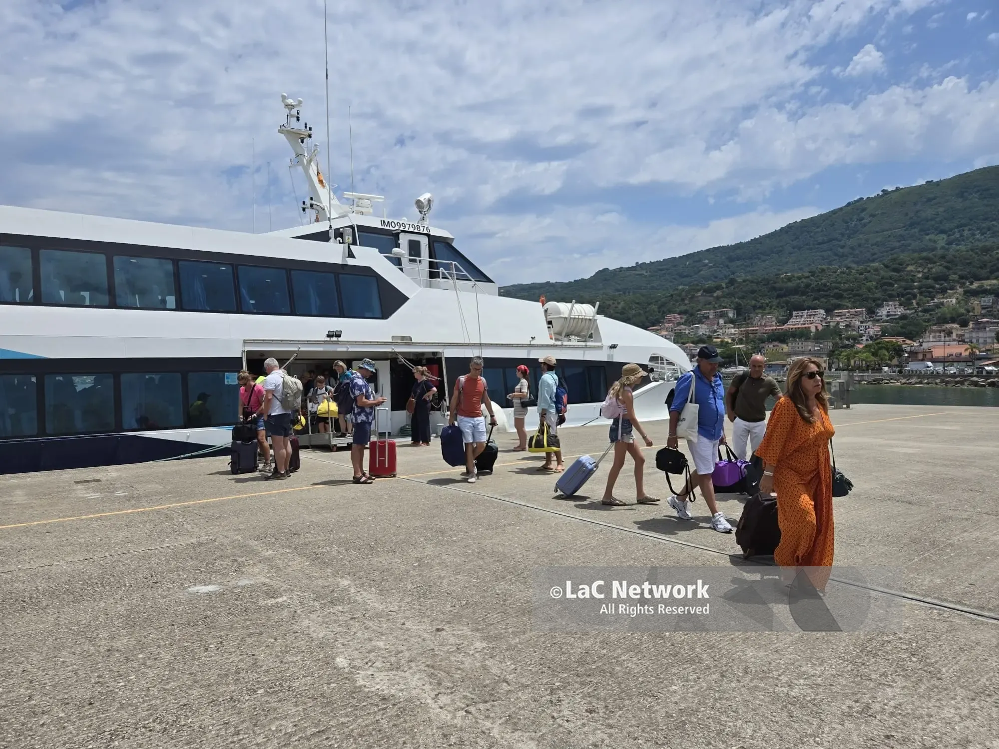 Collegamenti con le Eolie da Vibo Marina, 25mila passeggeri nel 2025 (+ 40%). E\u00A0l’Autorità portuale installa tre gazebo per offrire un riparo ai viaggiatori\n