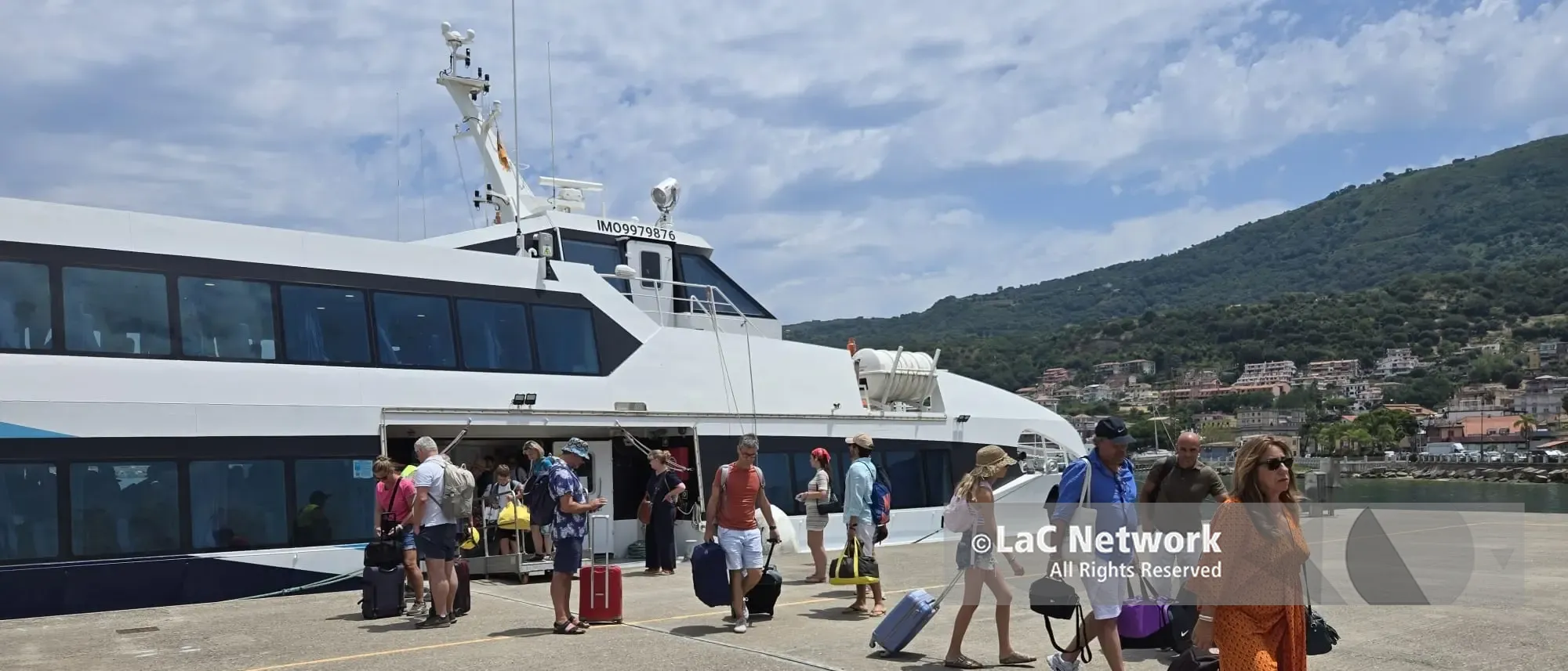 Collegamenti con le Eolie da Vibo Marina, 25mila passeggeri nel 2025 (+ 40%). E\u00A0l’Autorità portuale installa tre gazebo per offrire un riparo ai viaggiatori\n
