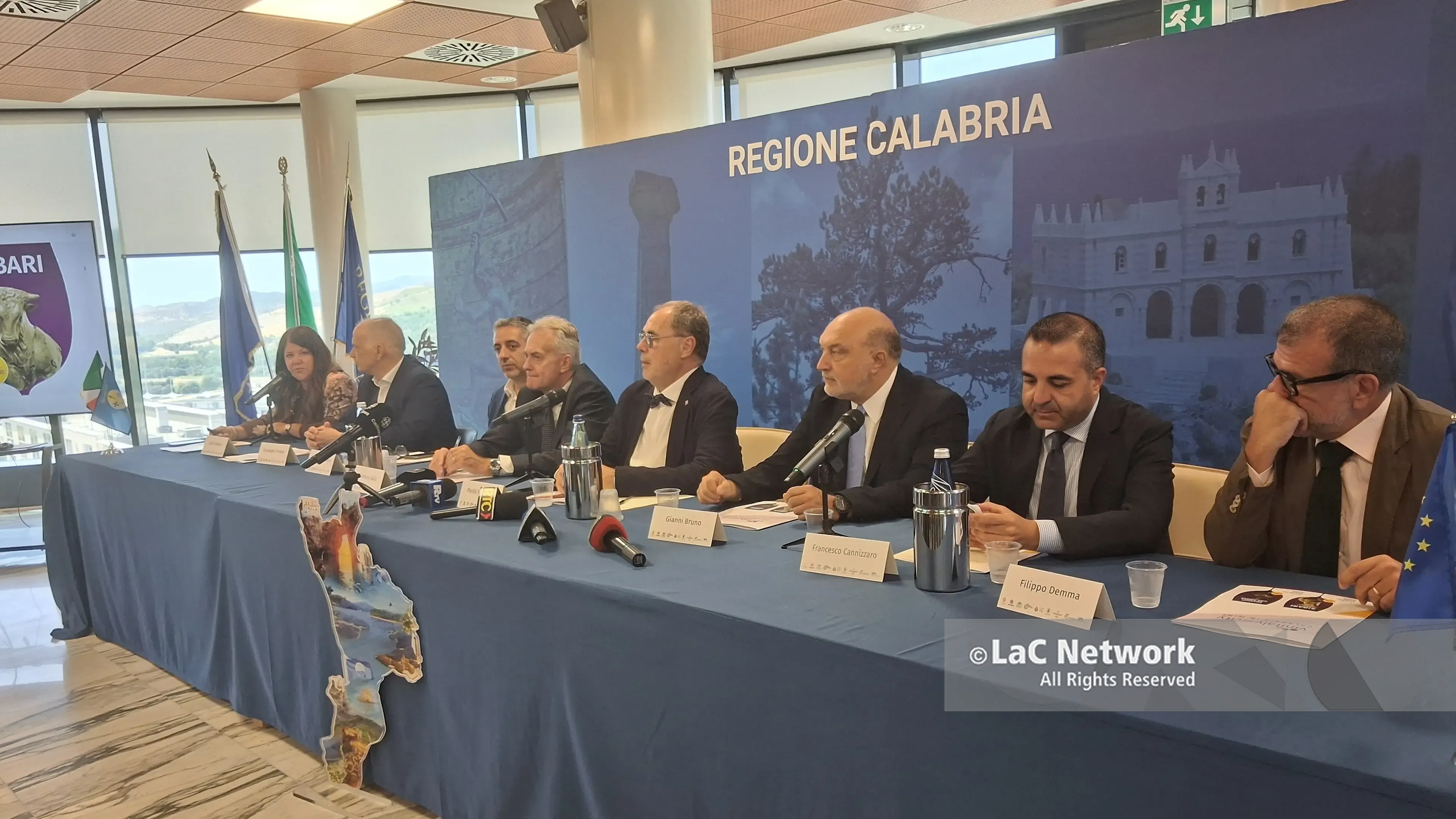 <p><span style=\"color:hsl(0, 75%, 60%);\">Vinitaly and the City</span> tra Sibari e Reggio, Gallo: «Raccontiamo al mondo la grande storia della Calabria»</p>