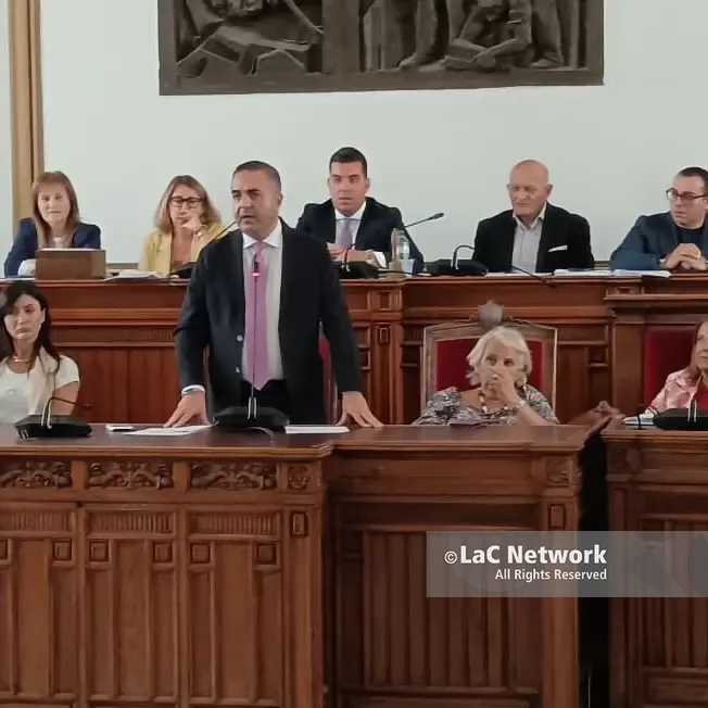 Castore infiamma il primo Consiglio Comunale: scintille tra Cannizzaro e l'opposizione\n