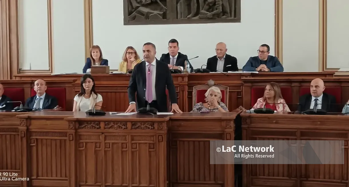 Castore infiamma il primo Consiglio Comunale: scintille tra Cannizzaro e l'opposizione\n