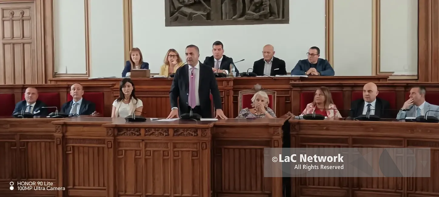 Castore infiamma il primo Consiglio Comunale: scintille tra Cannizzaro e l'opposizione\n