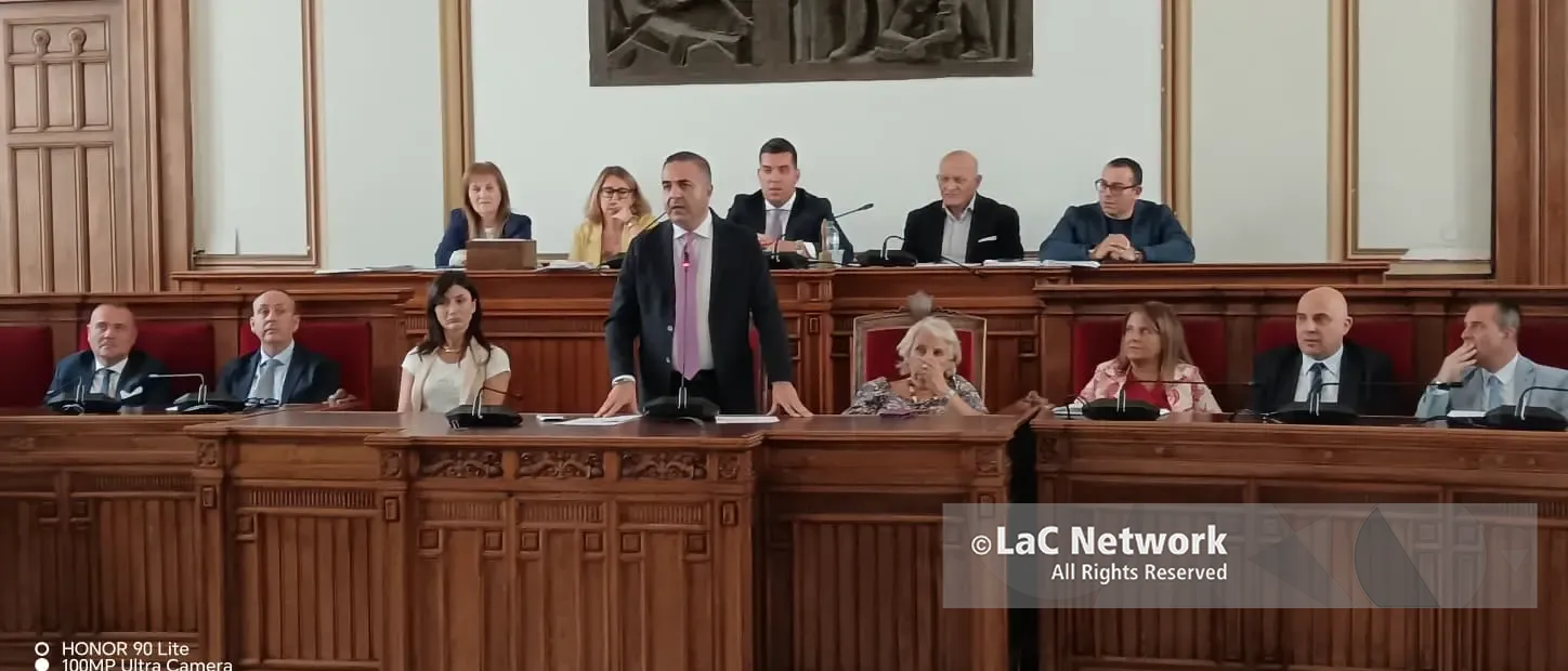 Castore infiamma il primo Consiglio Comunale: scintille tra Cannizzaro e l'opposizione\n