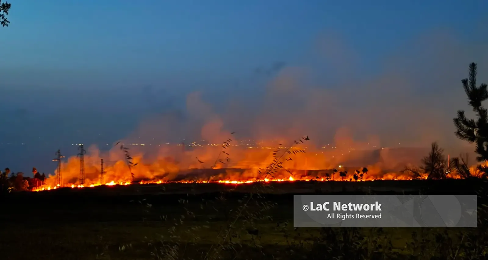 Vasto incendio alle porte di Vibo, fiamme nelle campagne intorno al cantiere del nuovo ospedale\n