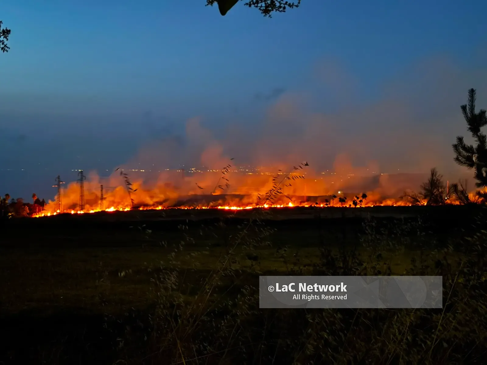Vasto incendio alle porte di Vibo, fiamme nelle campagne intorno al cantiere del nuovo ospedale\n