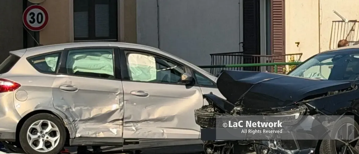 Scontro violento tra due auto ad Acri: ferita una donna\n