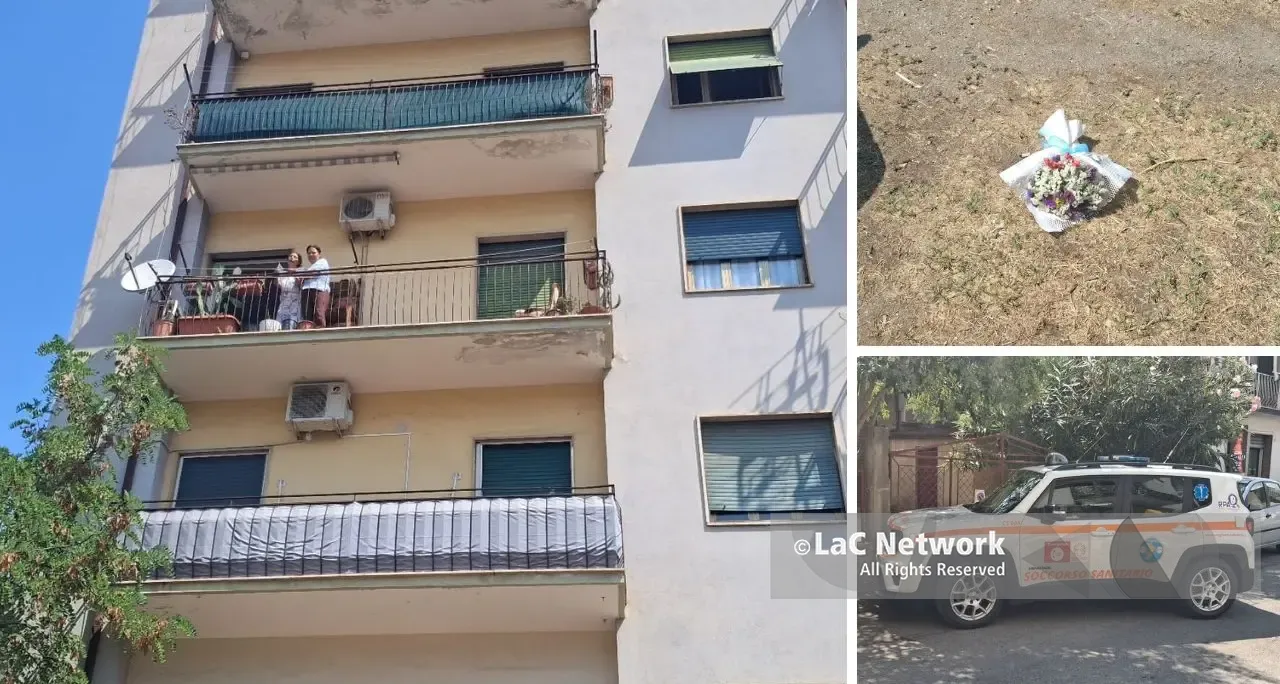 Cosenza, il dolore senza fine di Nabila\u00A0dopo la morte del figlio che si è lanciato dal balcone: le urla straziano il quartiere