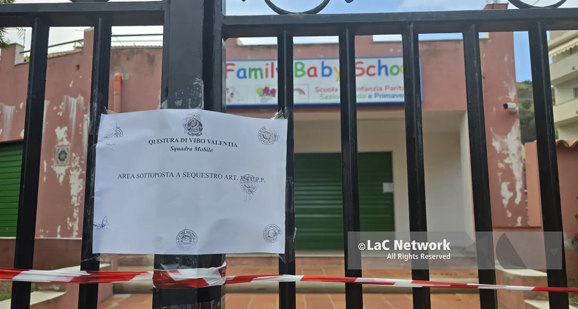 Bimbo morto per il batterio killer,\u00A0l’asilo di Tropea sotto sequestro.\u00A0Le mamme: «Abbiamo paura, vogliamo fare tutti i controlli»