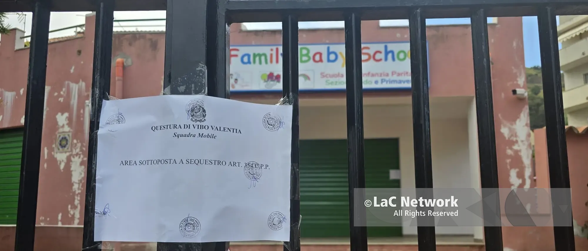 Bimbo morto per il batterio killer,\u00A0l’asilo di Tropea sotto sequestro.\u00A0Le mamme: «Abbiamo paura, vogliamo fare tutti i controlli»