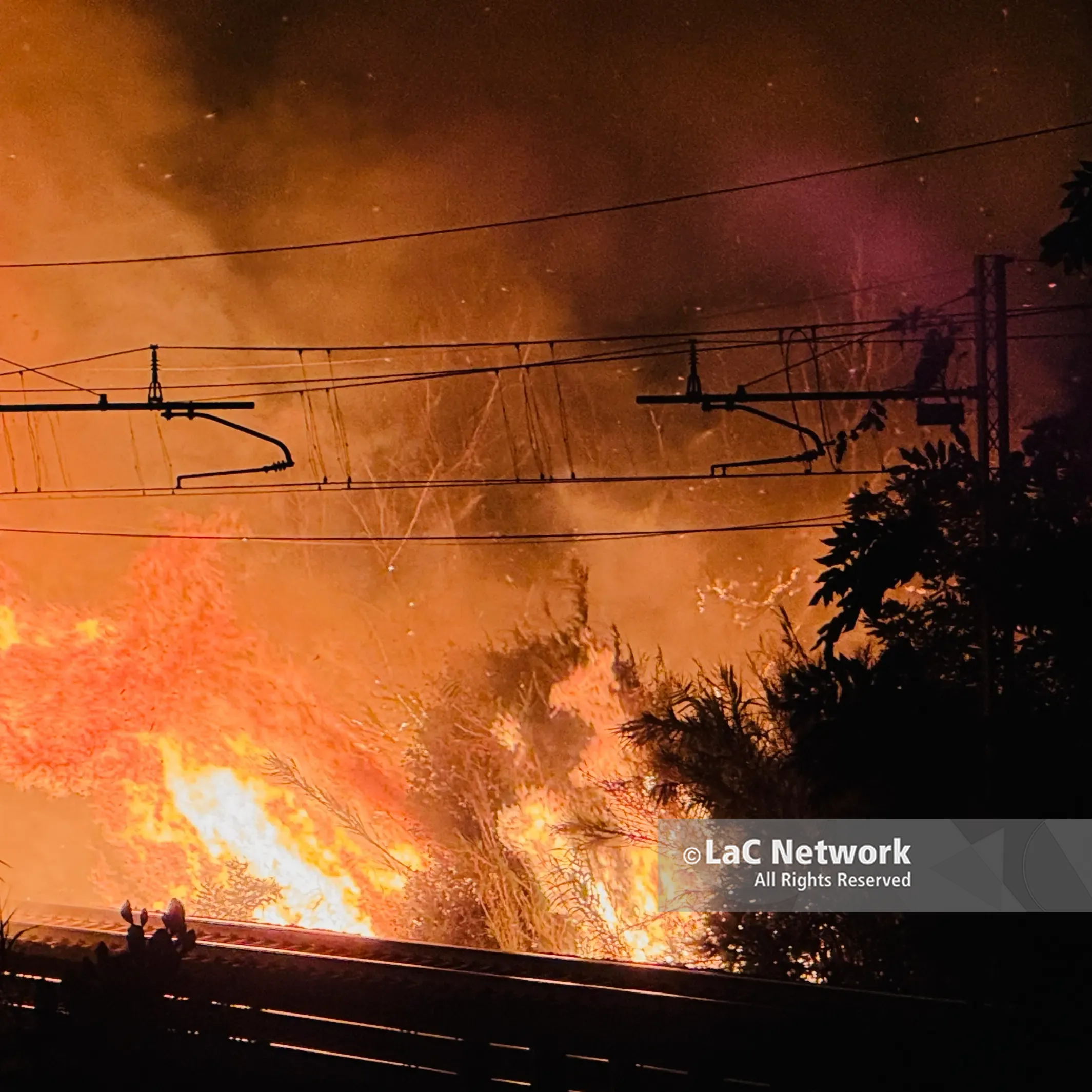 <p>Paura nella notte a Fuscaldo: incendio lambisce ferrovia, statale e abitazioni – VIDEO</p>