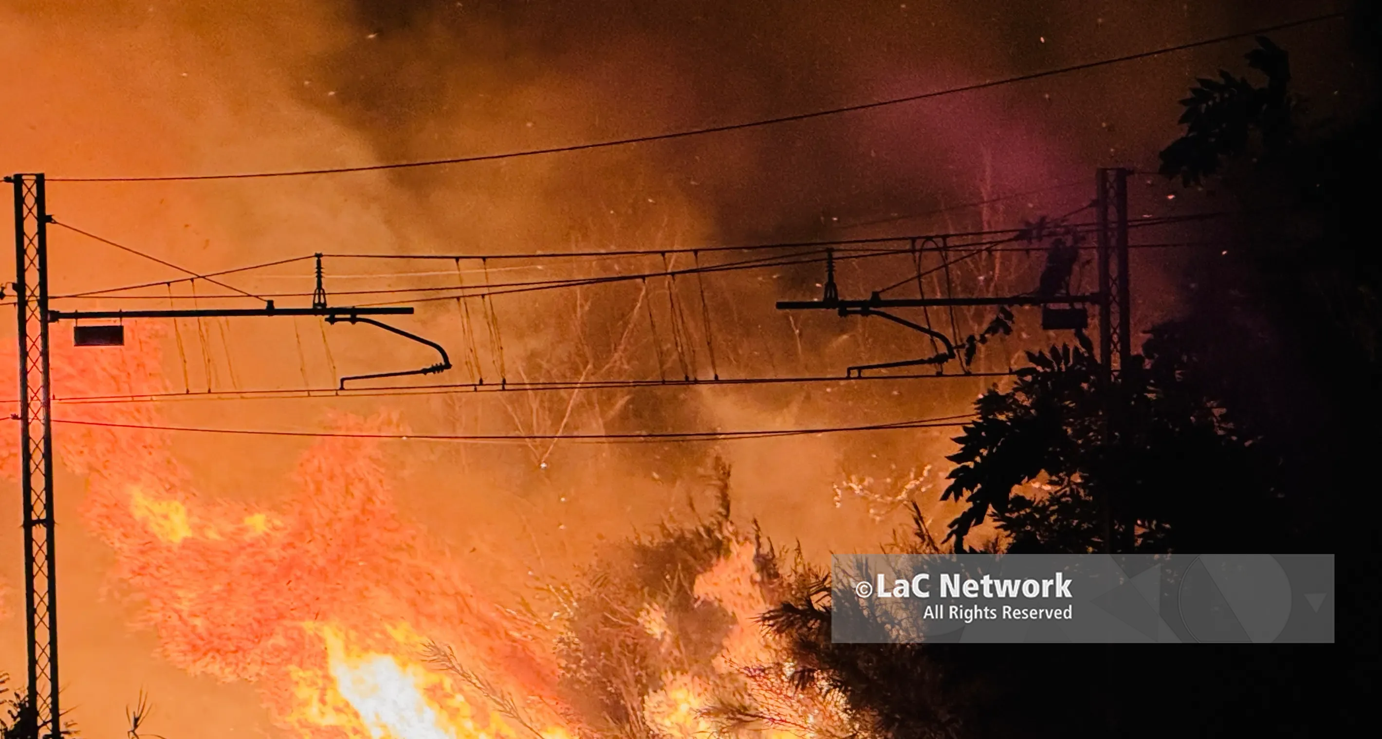 Paura nella notte a Fuscaldo: incendio lambisce ferrovia, statale e abitazioni –\u00A0VIDEO\n