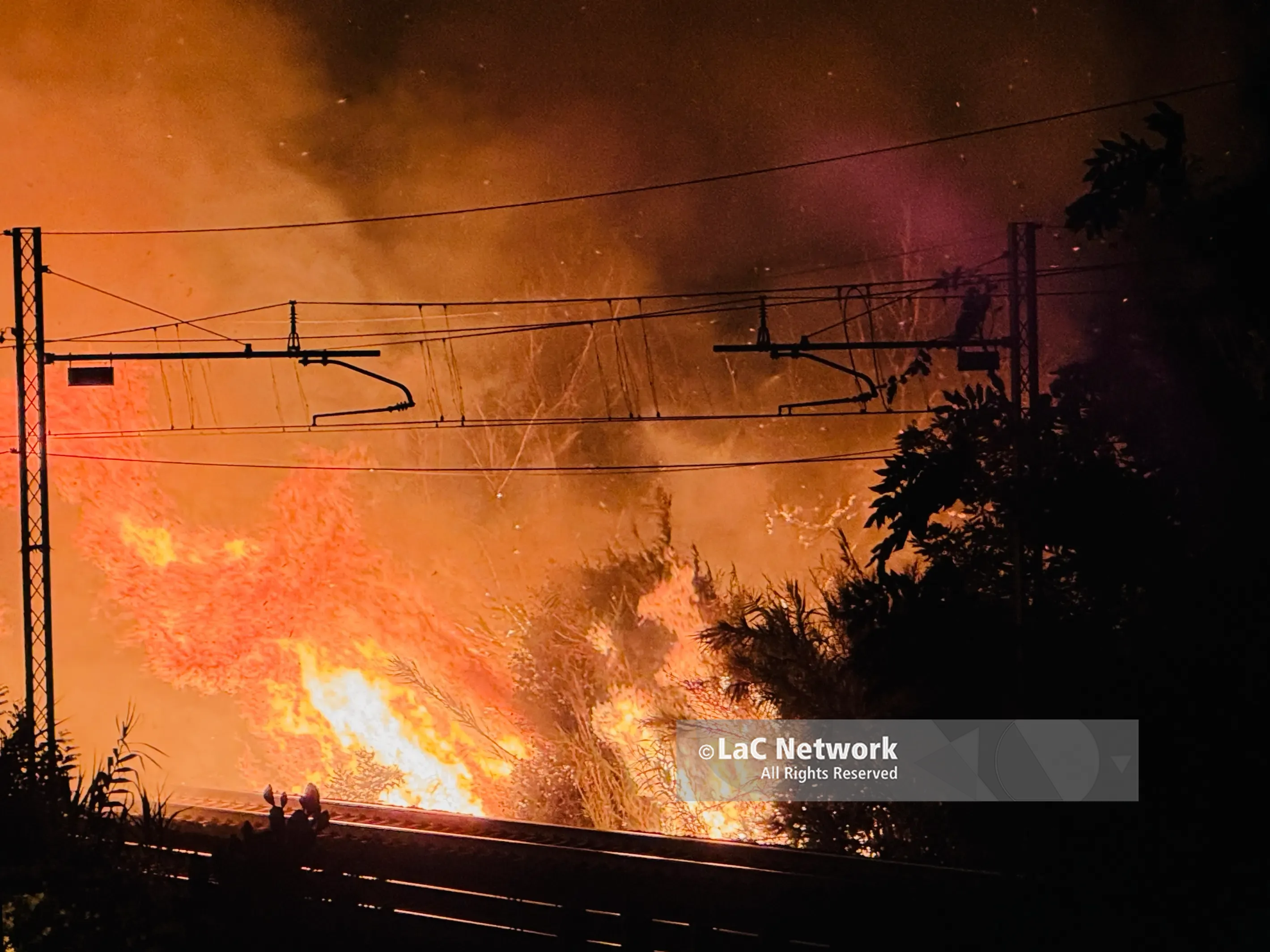 Paura nella notte a Fuscaldo: incendio lambisce ferrovia, statale e abitazioni –\u00A0VIDEO\n