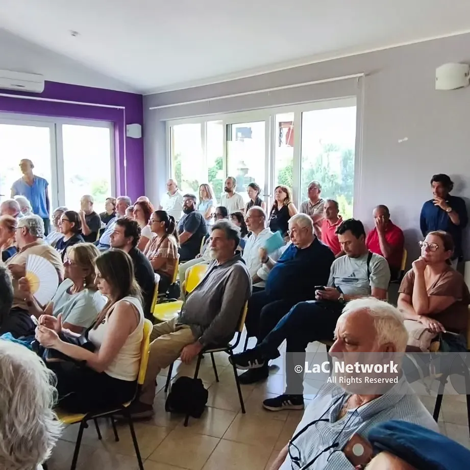 I contadini di Maierato non sono soli, sala stracolma per l’assemblea contro il mega-impianto fotovoltaico sulla Piana degli Scrisi\n