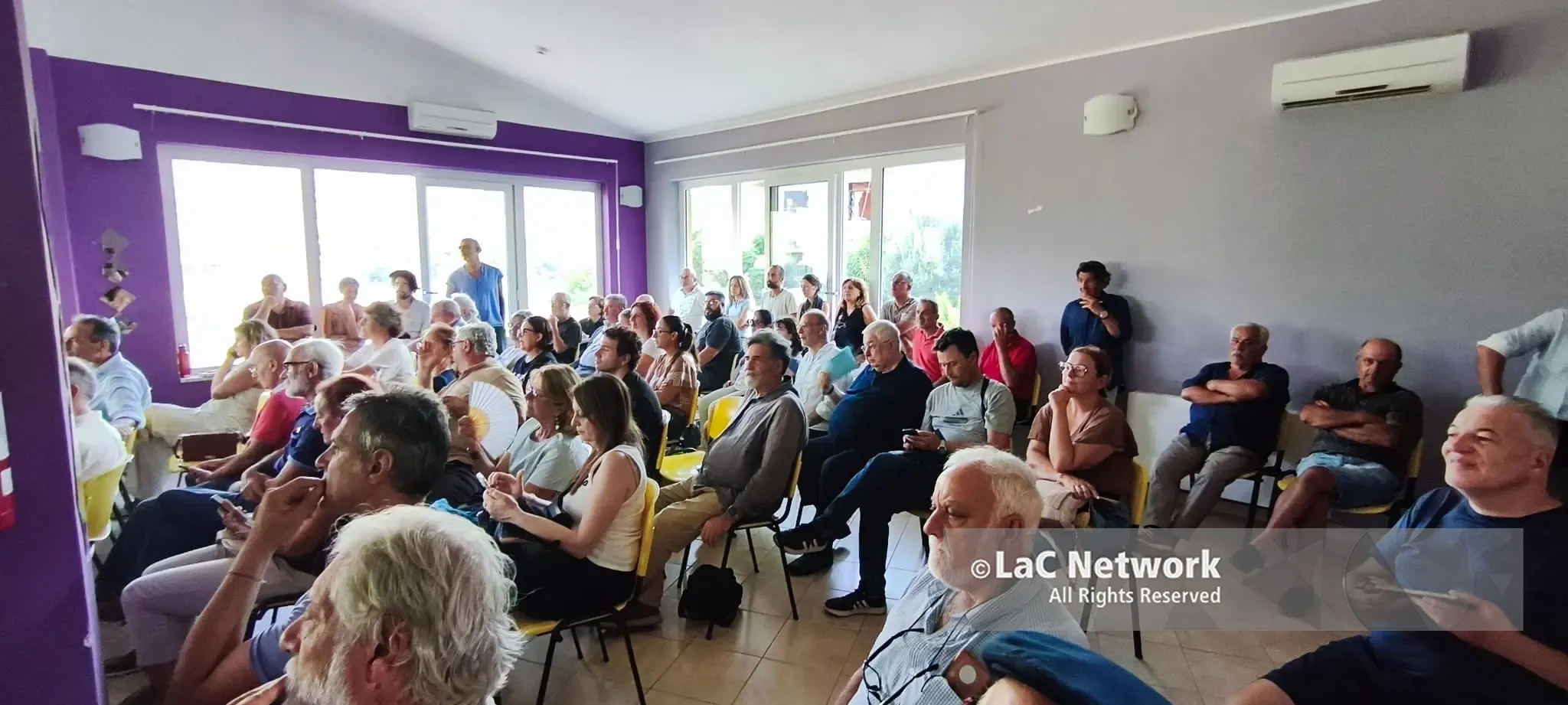 <p>Maierato si schiera con i contadini, sala stracolma per l’assemblea contro il mega-impianto fotovoltaico sulla Piana degli Scrisi</p>