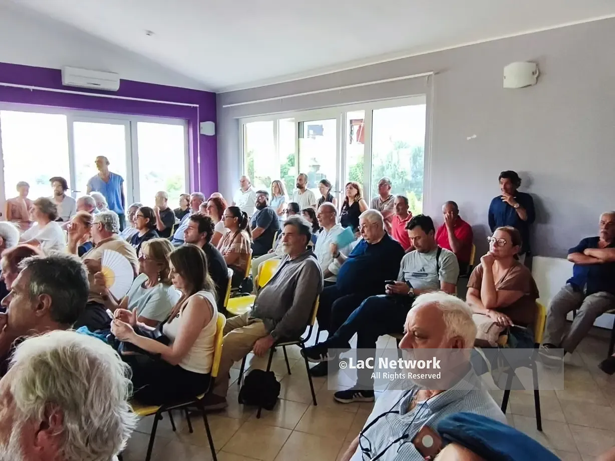 I contadini di Maierato non sono soli, sala stracolma per l’assemblea contro il mega-impianto fotovoltaico sulla Piana degli Scrisi
