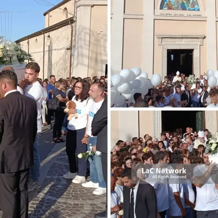 L'ultimo saluto al piccolo Alessio Pio: la lettera del cuginetto Samuel commuove Zungri, applausi e palloncini bianchi per l'addio\n