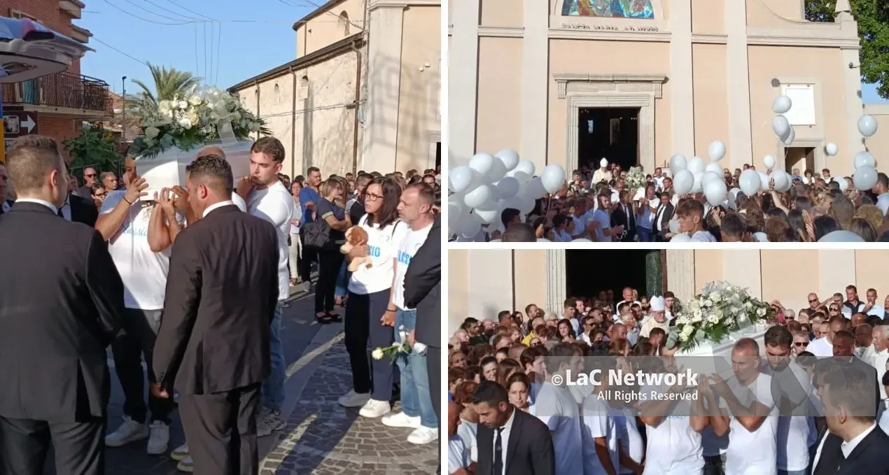 L'ultimo saluto al piccolo Alessio Pio: la lettera del cuginetto Samuel commuove Zungri, applausi e palloncini bianchi per l'addio\n