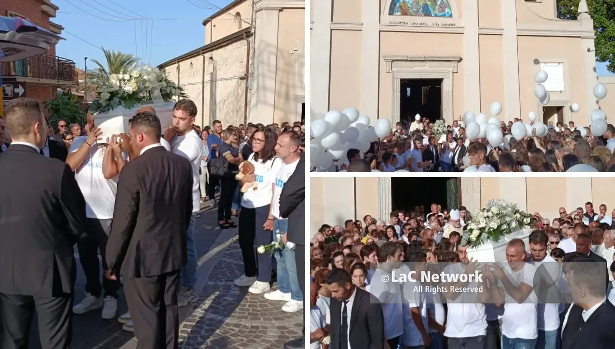 L'ultimo saluto al piccolo Alessio Pio: la lettera del cuginetto Samuel commuove Zungri, applausi e palloncini bianchi per l'addio\n