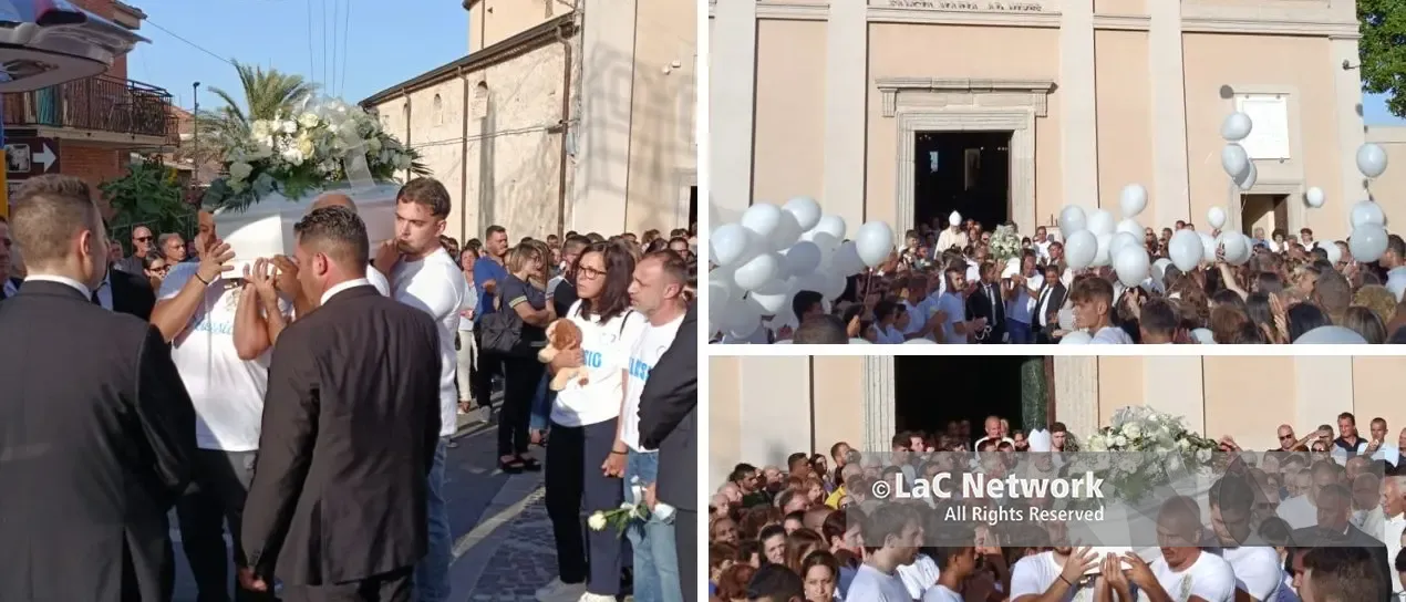 L'ultimo saluto al piccolo Alessio Pio: la lettera del cuginetto Samuel commuove Zungri, applausi e palloncini bianchi per l'addio\n