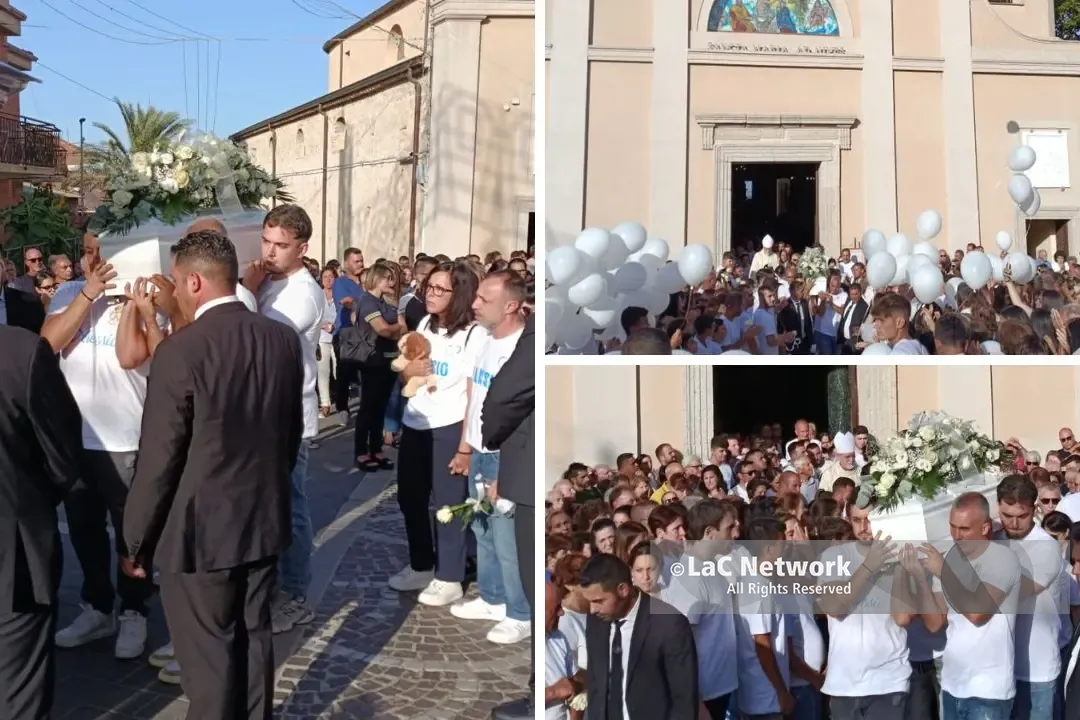 <p>L'ultimo saluto al piccolo <span style=\"color:hsl(0, 75%, 60%);\">Alessio Pio:</span> la lettera del cuginetto Samuel commuove Zungri, applausi e palloncini bianchi per l'addio</p>