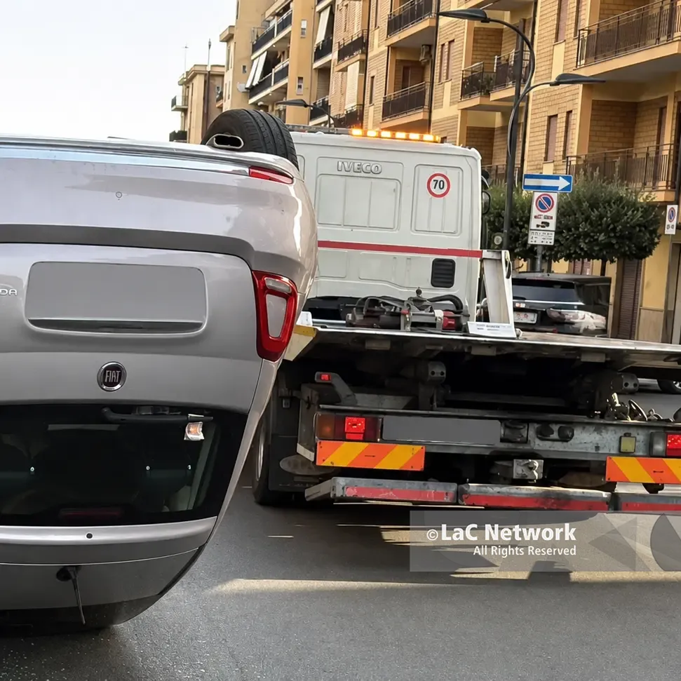 Rossano, si ribalta un’auto dopo un incidente: ferita la conducente\n
