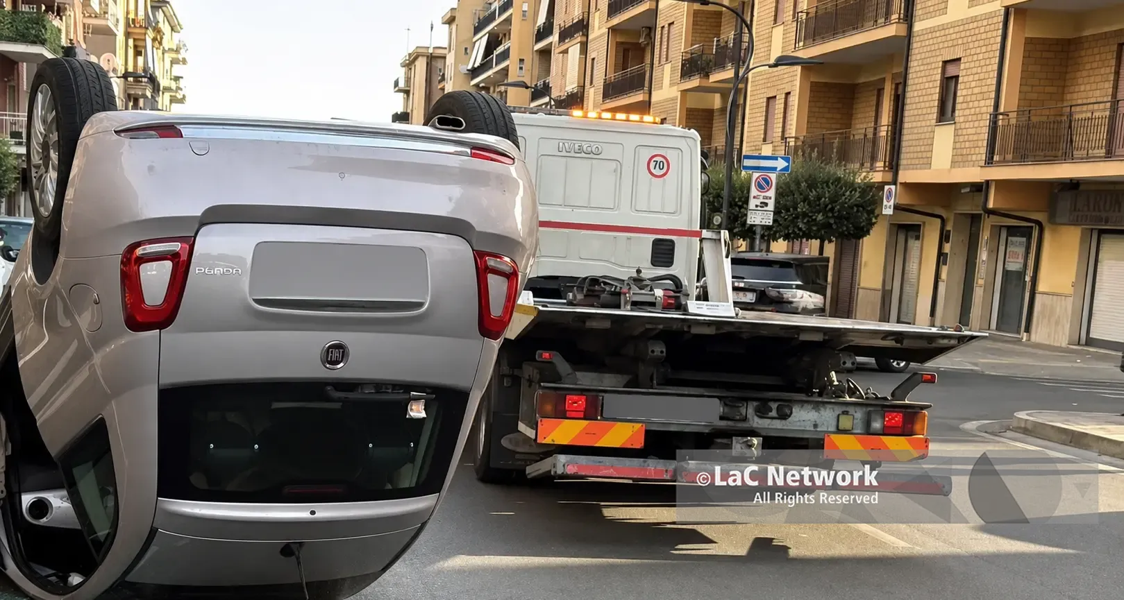 Rossano, si ribalta un’auto dopo un incidente: ferita la conducente\n