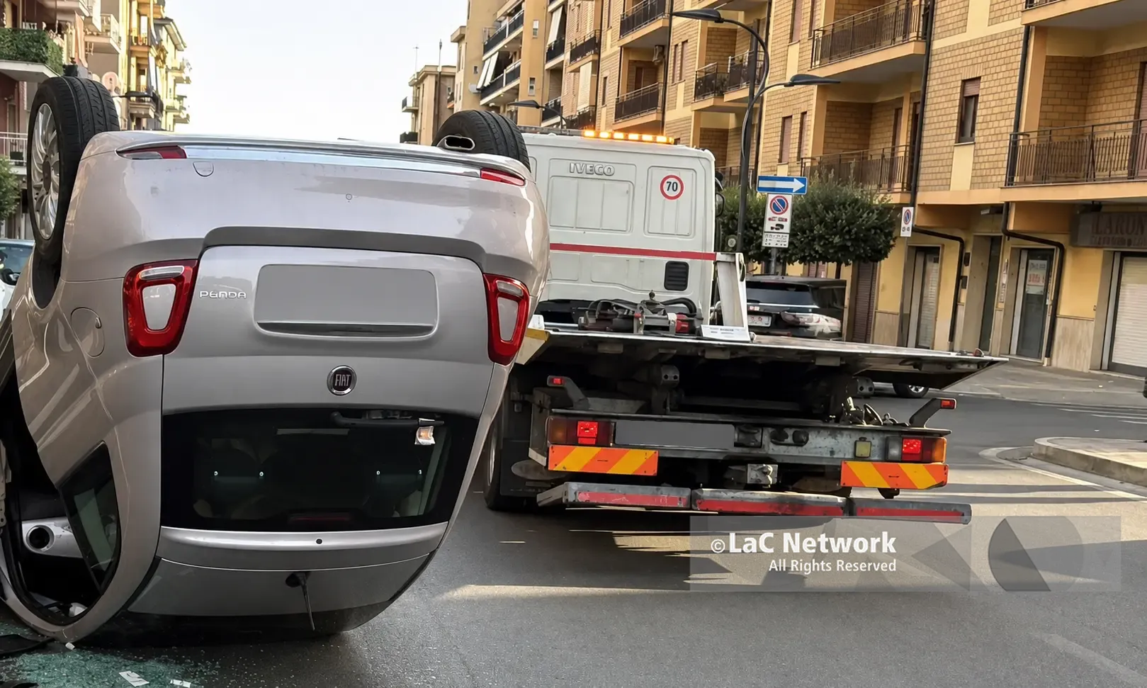 Rossano, si ribalta un’auto dopo un incidente: ferita la conducente\n