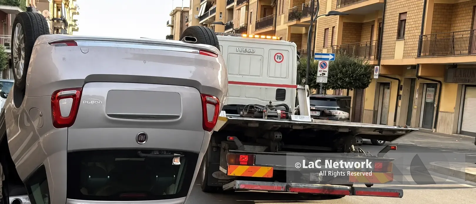 Rossano, si ribalta un’auto dopo un incidente: ferita la conducente\n