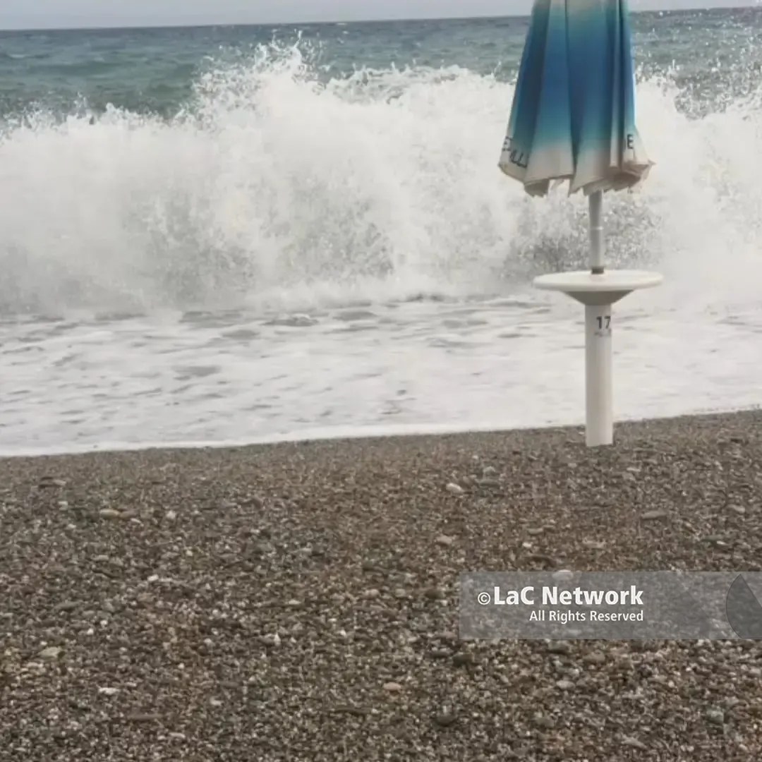 <p>Maltempo sulla costa jonica, mareggiata a Catanzaro Lido costringe ad annullare la storica processione a mare della Madonna</p>