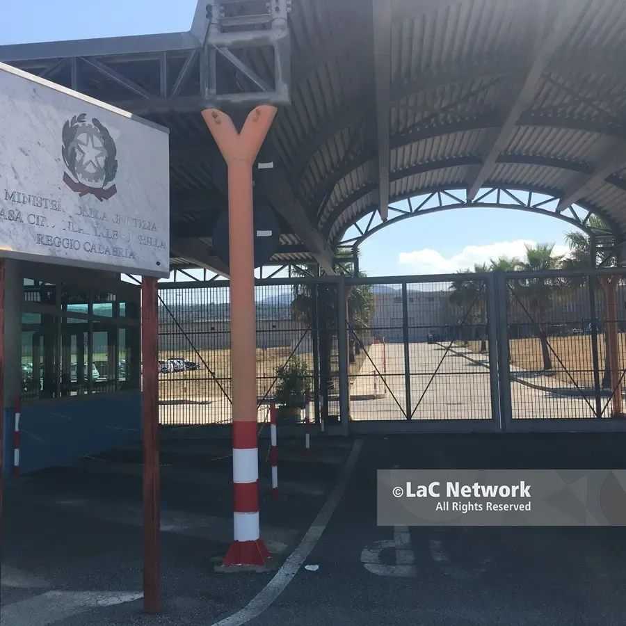 Sottraggono le chiavi del reparto e distruggono l’impianto di\u00A0videosorveglianza: tensione nel carcere di Arghillà\n
