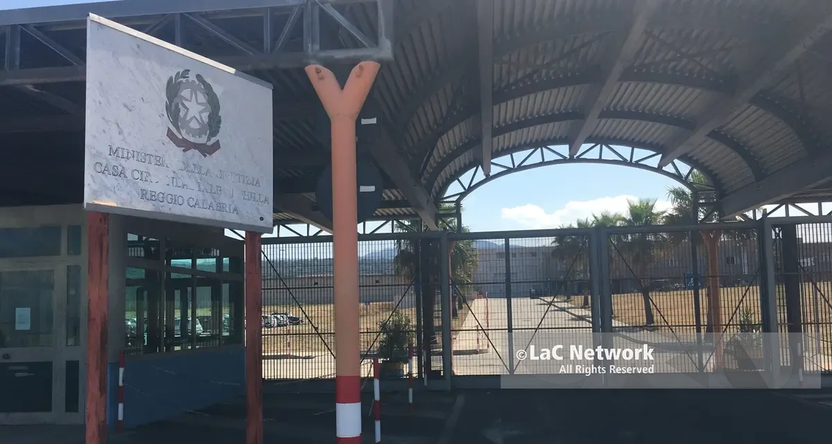 Tensione nel carcere di Arghillà a Reggio Calabria:\u00A0detenuti sottraggono le chiavi e devastano una sezione\n