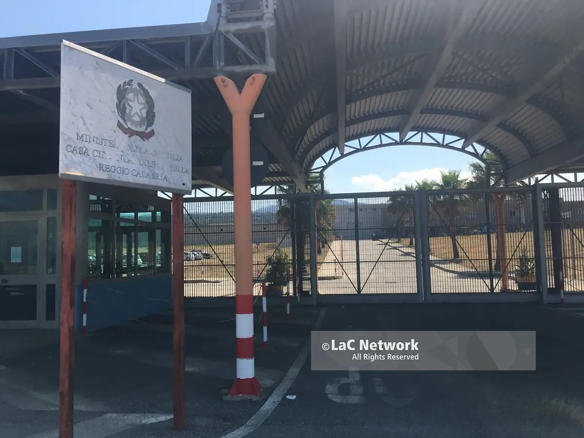 Sottraggono le chiavi del reparto e distruggono l’impianto di\u00A0videosorveglianza: tensione nel carcere di Arghillà\n