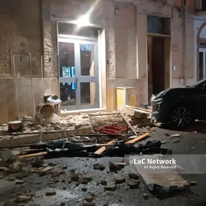 Temporale su Corigliano Rossano, cede un’impalcatura: danni agli stabilimenti ma nessun ferito\n