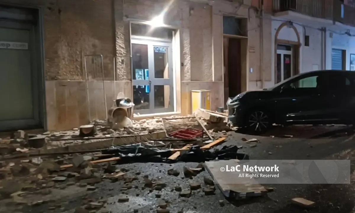 Temporale su Corigliano Rossano, cede un’impalcatura: danni agli stabilimenti ma nessun ferito\n