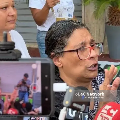 <p>«Pensavo che chi indossa una divisa dovesse proteggere i ragazzi»: il grido della madre di Momo alla manifestazione di Cosenza</p>