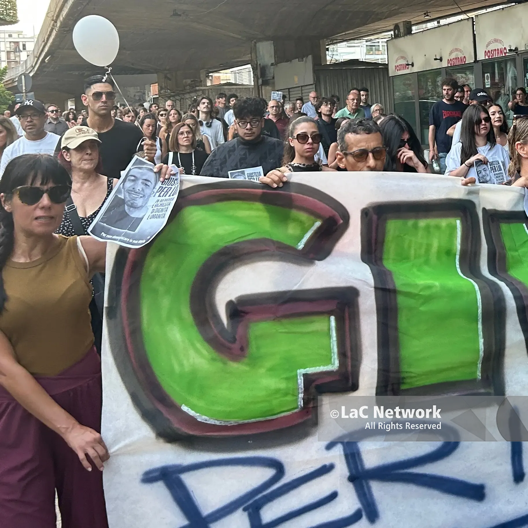 Cosenza, la piazza di Momo invoca verità mentre era in corso l’autopsia sulla salma