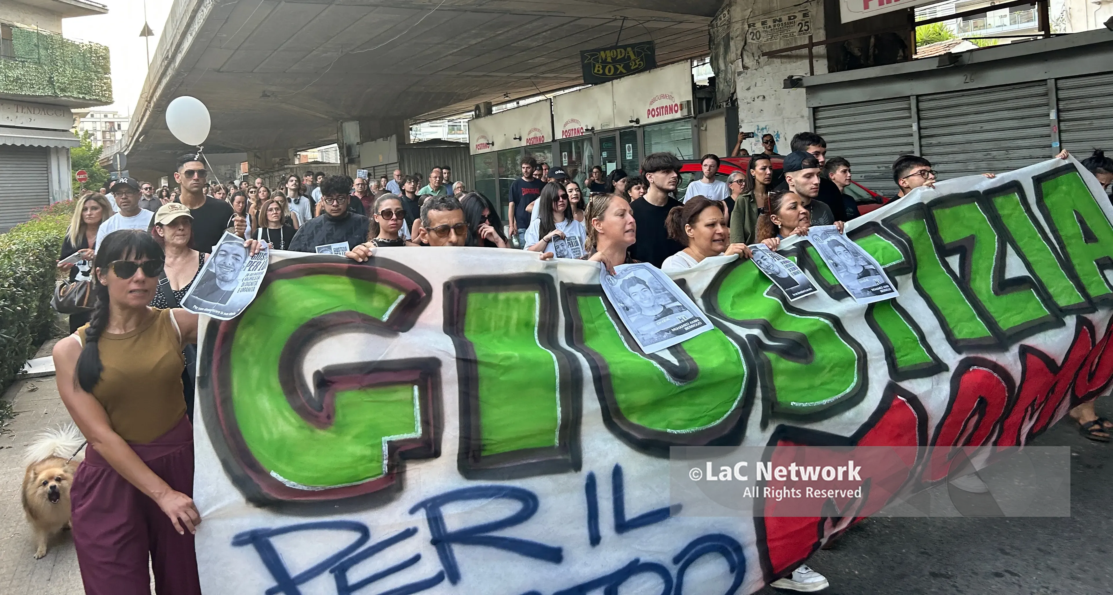 Cosenza, la piazza di Momo invoca verità mentre era in corso l’autopsia sulla salma