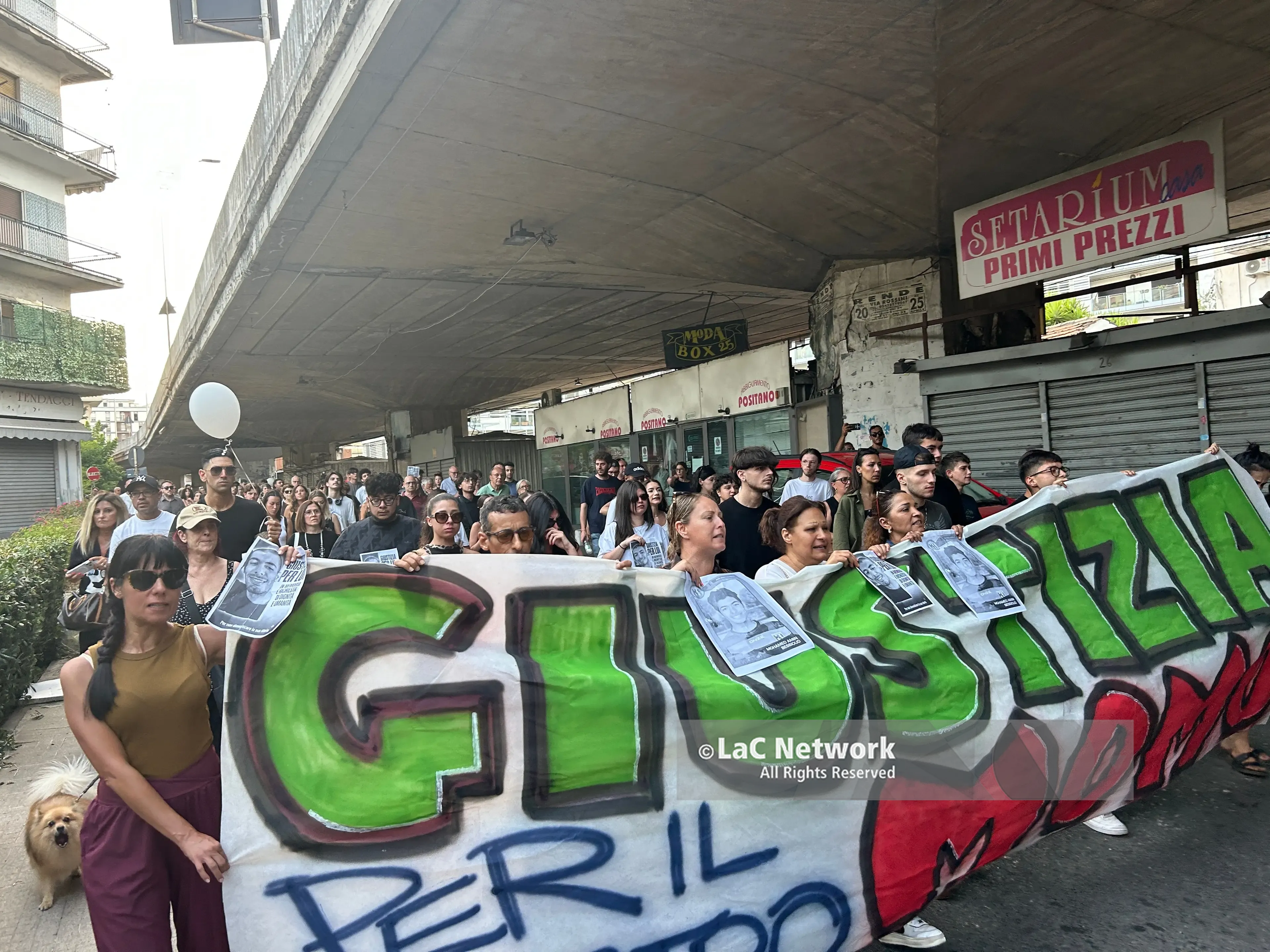 Cosenza, la piazza di Momo invoca verità mentre era in corso l’autopsia sulla salma
