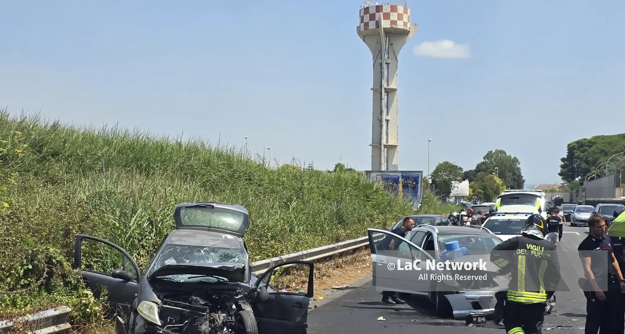 Grave incidente alle porte di Vibo: violento scontro tra due auto nei pressi del campo di aviazione\n