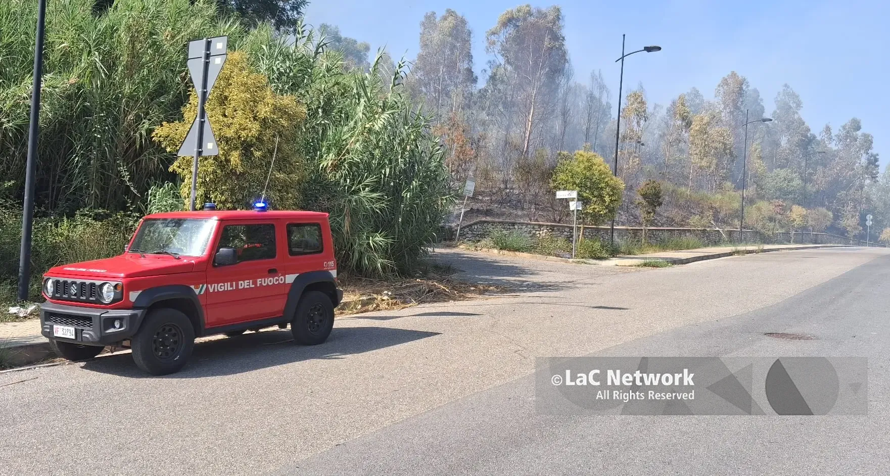Incendio lungo il torrente Campagnano, fiamme vicino all'istituto Valentini-Majorana\n