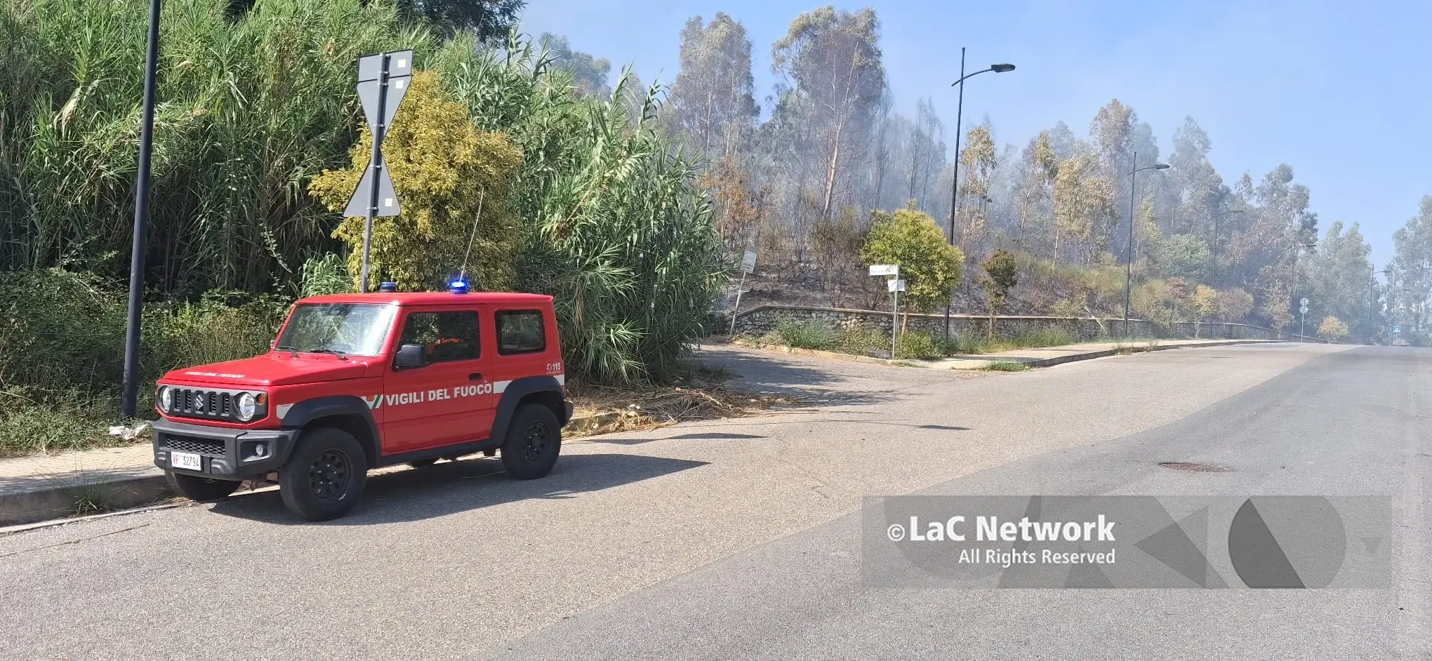 Incendio lungo il torrente Campagnano, fiamme vicino all'istituto Valentini-Majorana\n