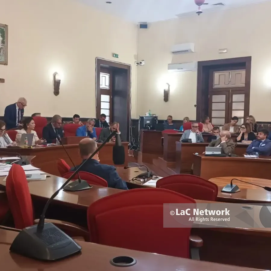 Vibo, il Piano\u00A0spiaggia è realtà: approvata all’unanimità la delibera che disciplina l’utilizzo del litorale cittadino\n