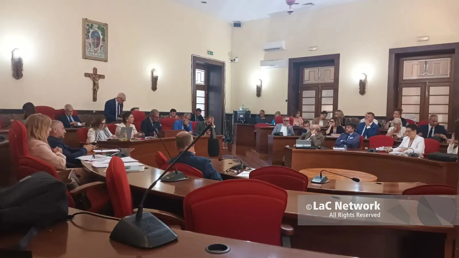 Vibo, il Piano\u00A0spiaggia è realtà: approvata all’unanimità la delibera che disciplina l’utilizzo del litorale cittadino\n