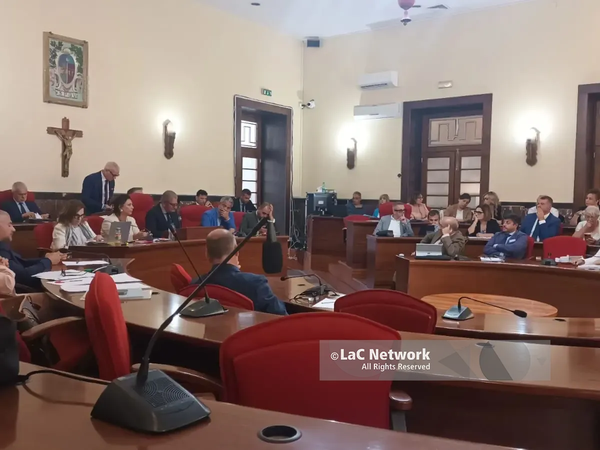 Vibo, il Piano spiaggia è realtà: approvata all’unanimità la delibera che disciplina l’utilizzo del litorale cittadino
