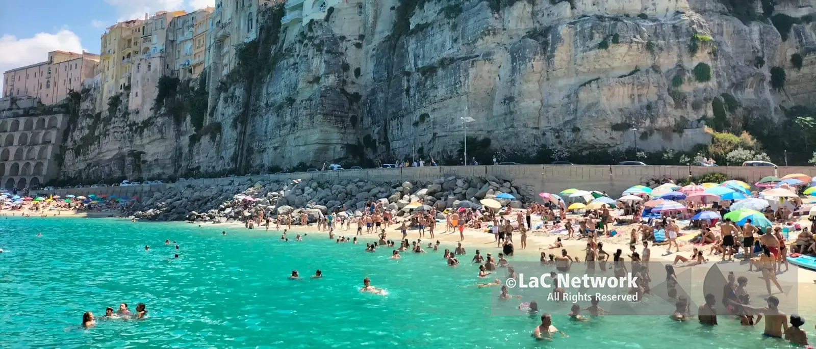 Ferragosto cuore dell’estate italiana: attesi 17,5 milioni di turisti. Al\u00A0Sud Tropea tra le mete più gettonate\n
