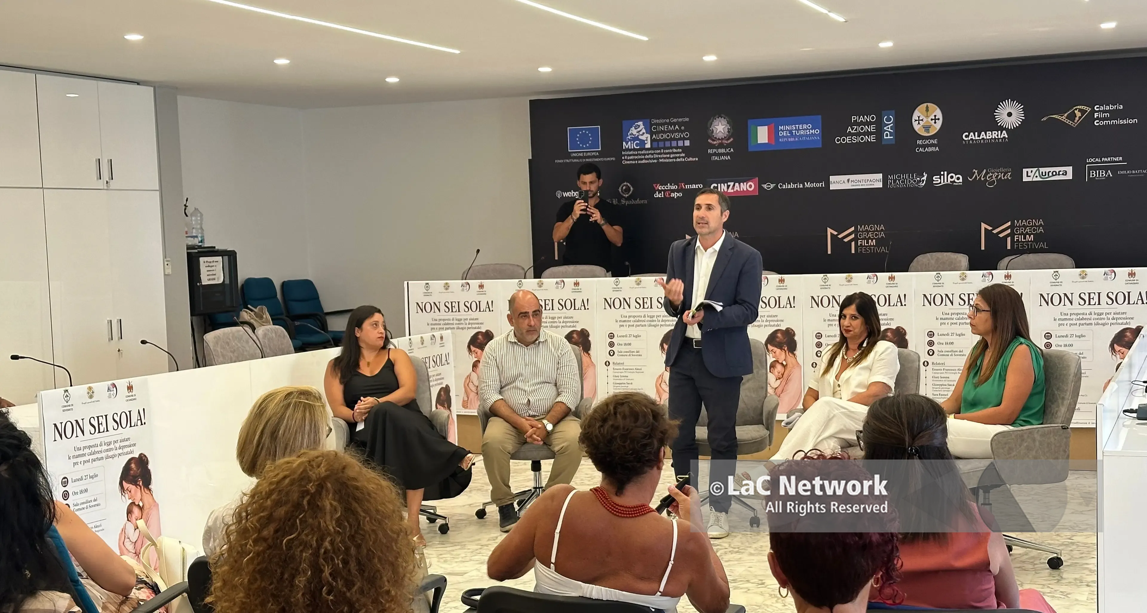 “Non sei sola”: a Soverato la presentazione della proposta di legge regionale per aiutare le mamme contro il disagio perinatale\n